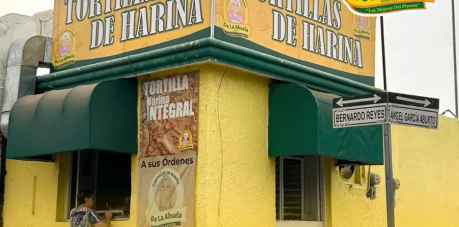 Fachada amarilla de la Sucursal Reyes y Aburto de Tortillas de Harina de la Abuela en Hermosillo